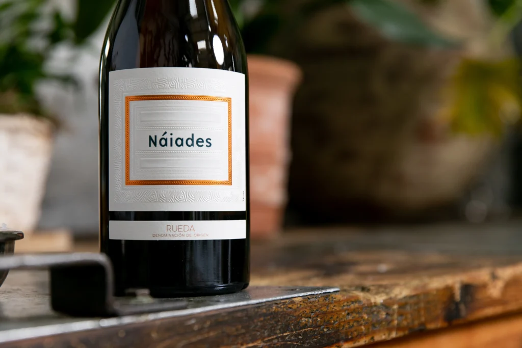 Detalle de botella de vino Náiades.